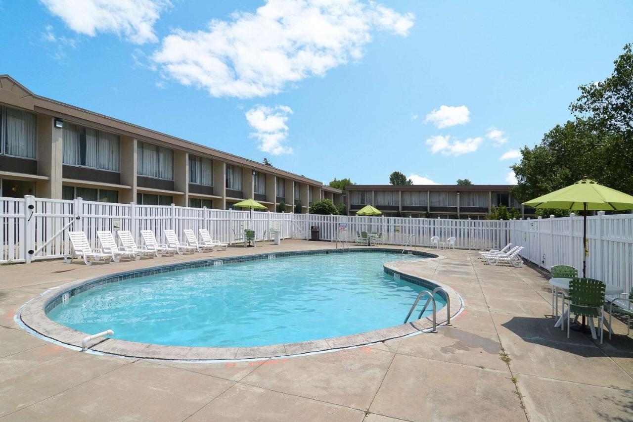 Quality Inn & Conference Center Akron Exteriör bild