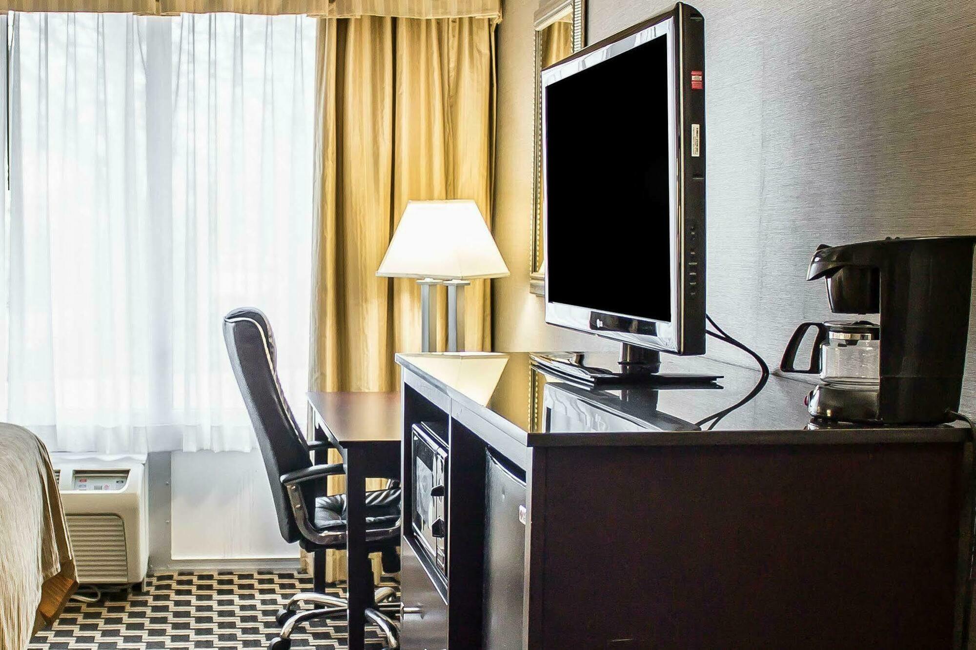Quality Inn & Conference Center Akron Exteriör bild